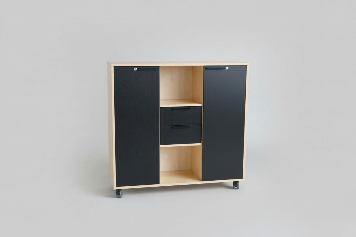 Holmris B8 reolskab i ahorn med to låger og hjul set forfra